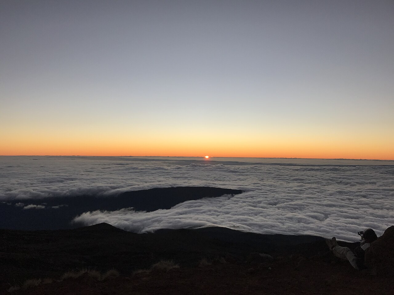 Lever de soleil sur le Piton des Neiges, point culminant de l'océan Indien